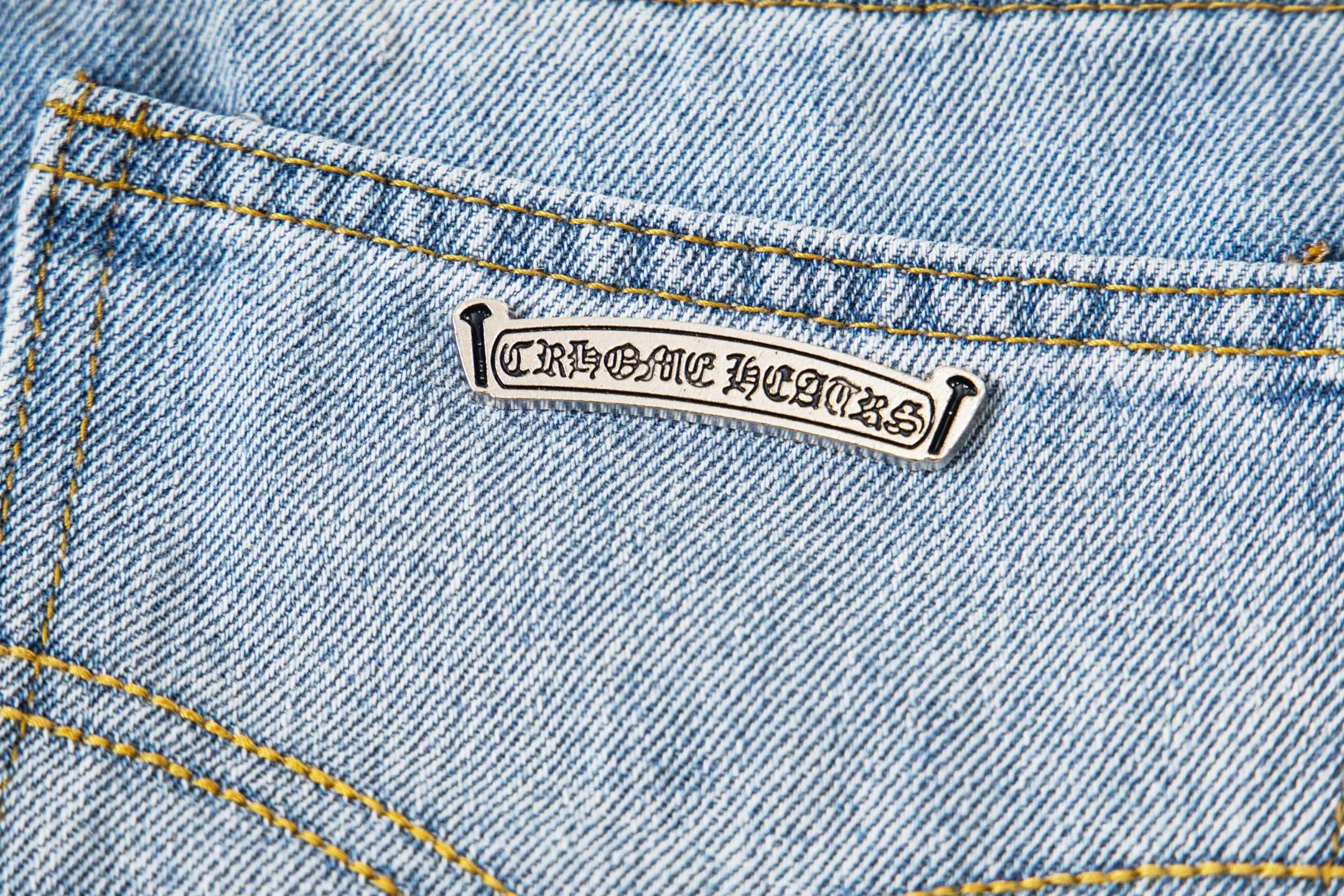 P240 Chrome Hearts light blue, black and white multi-quick leather couple jeans are a hot item this season and are sought after by countless celebrities and fashionistas. The neat details of the cutting process add color to the playful fashion! The neat and meticulous design, and the well-fitting structure is unique. The upper body not only has outstanding recognition, but also looks younger and younger. A style with the ultimate wearing meaning and performance, gorgeous color matching, and the craftsmanship of this style is also extremely extraordinary. After the finished product is washed, it is disassembled and hand-made with sheepskin cross leather and then spliced ​​together to complete. The whole piece has too many craftsmanship to describe. It is decorated with patchwork cross flowers and high-waisted washed jeans! ! Absolutely high-end luxury product, a god-level single product, a super popular product, made by top heavy industry, a magic weapon that cannot be missed. Style number: 1830# Size: 28 30 32 34 36 Color: light blue